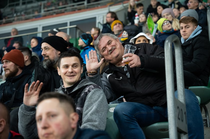 Kibice na meczu Śląska z Widzewem (2 marca 2024) na Tarczyński Arenie